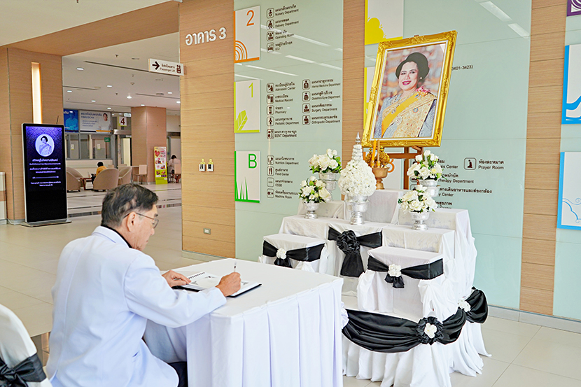 คณะผู้บริหาร แพทย์ พยาบาล และเจ้าหน้าที่โรงพยาบาลธนบุรี ตรัง